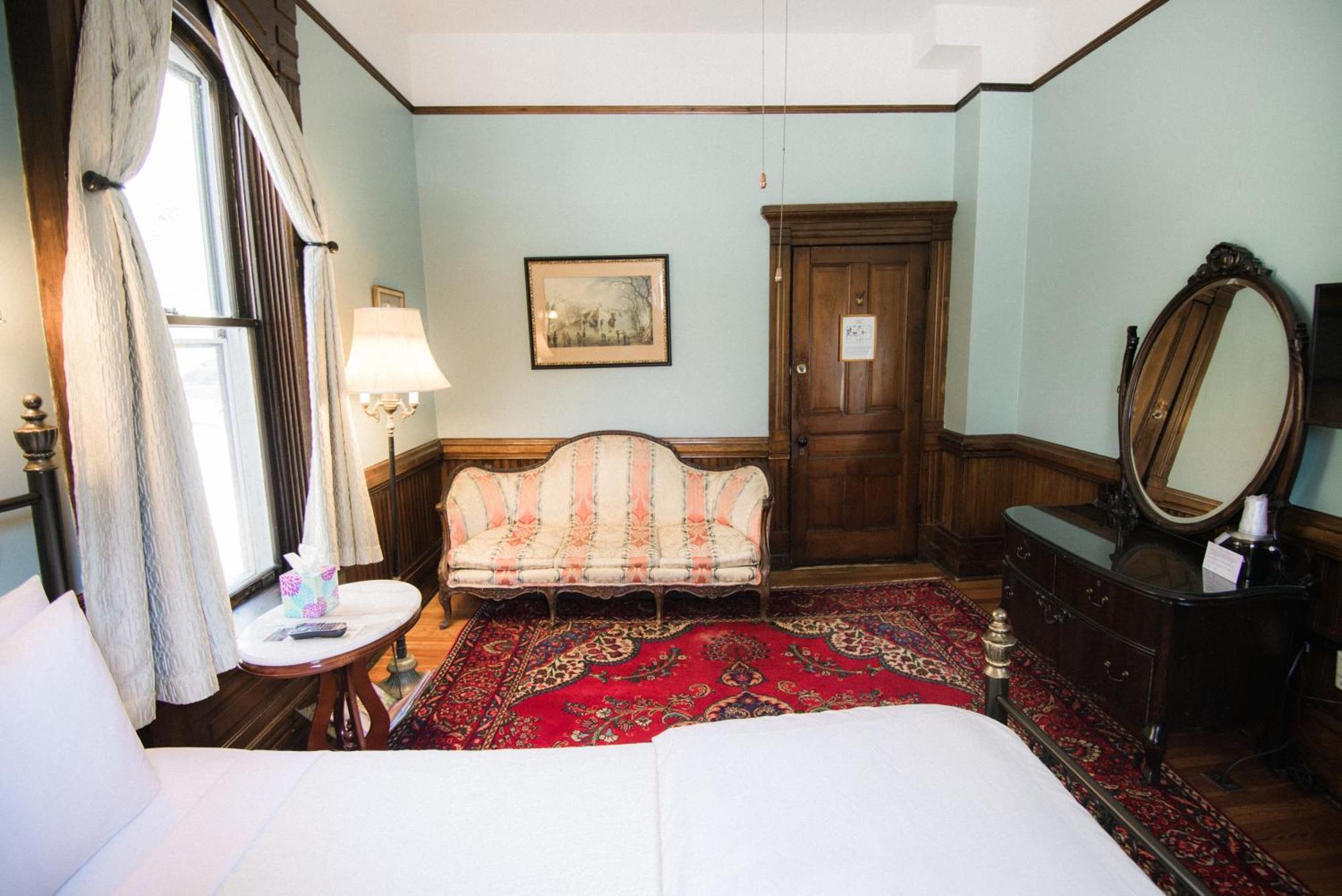 Cedar Crest Bed & Breakfast 3*