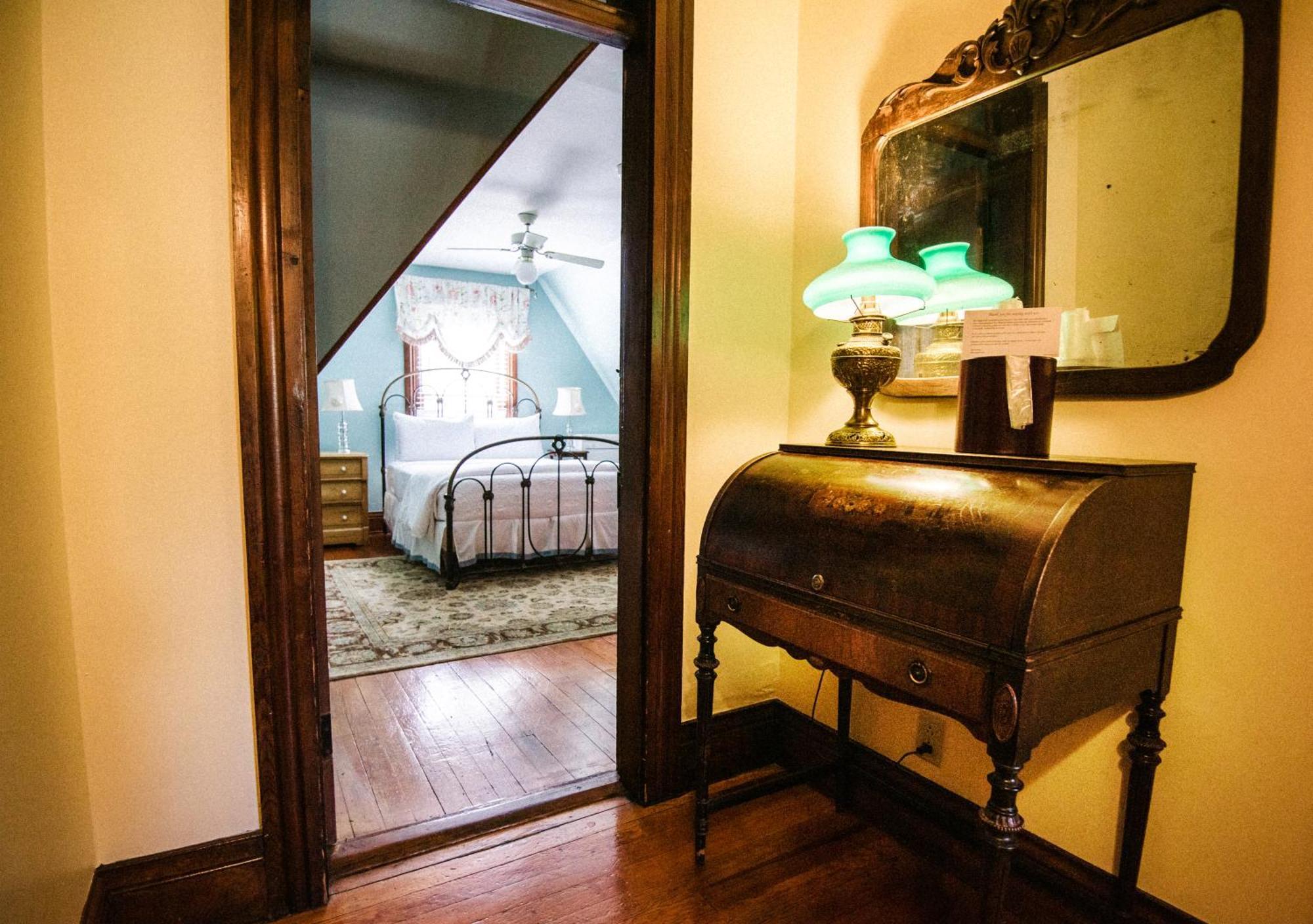 Cedar Crest 3* Asheville