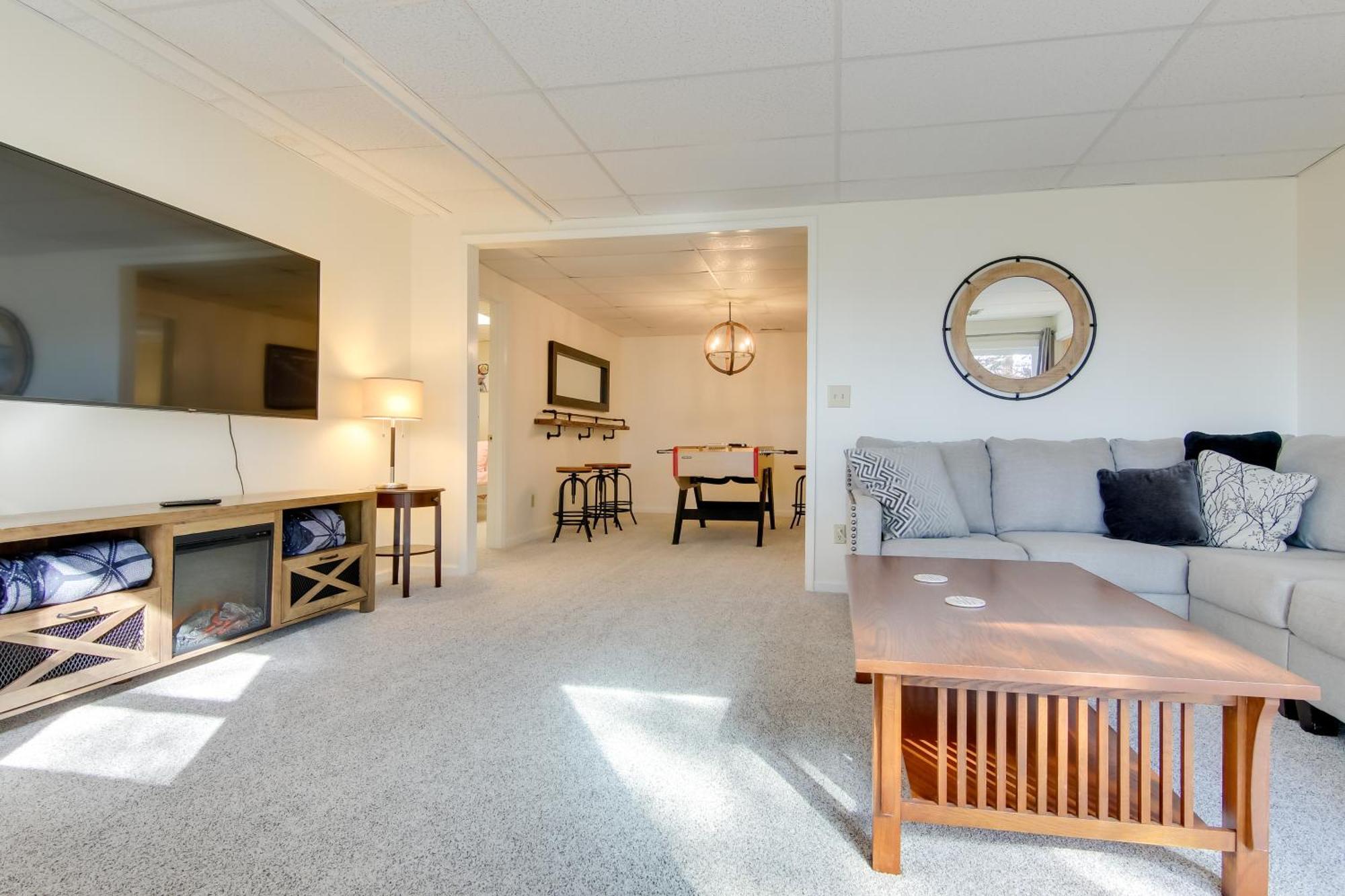 Bright Retreat With Hot Tub And Decks! Holiday home Asheville