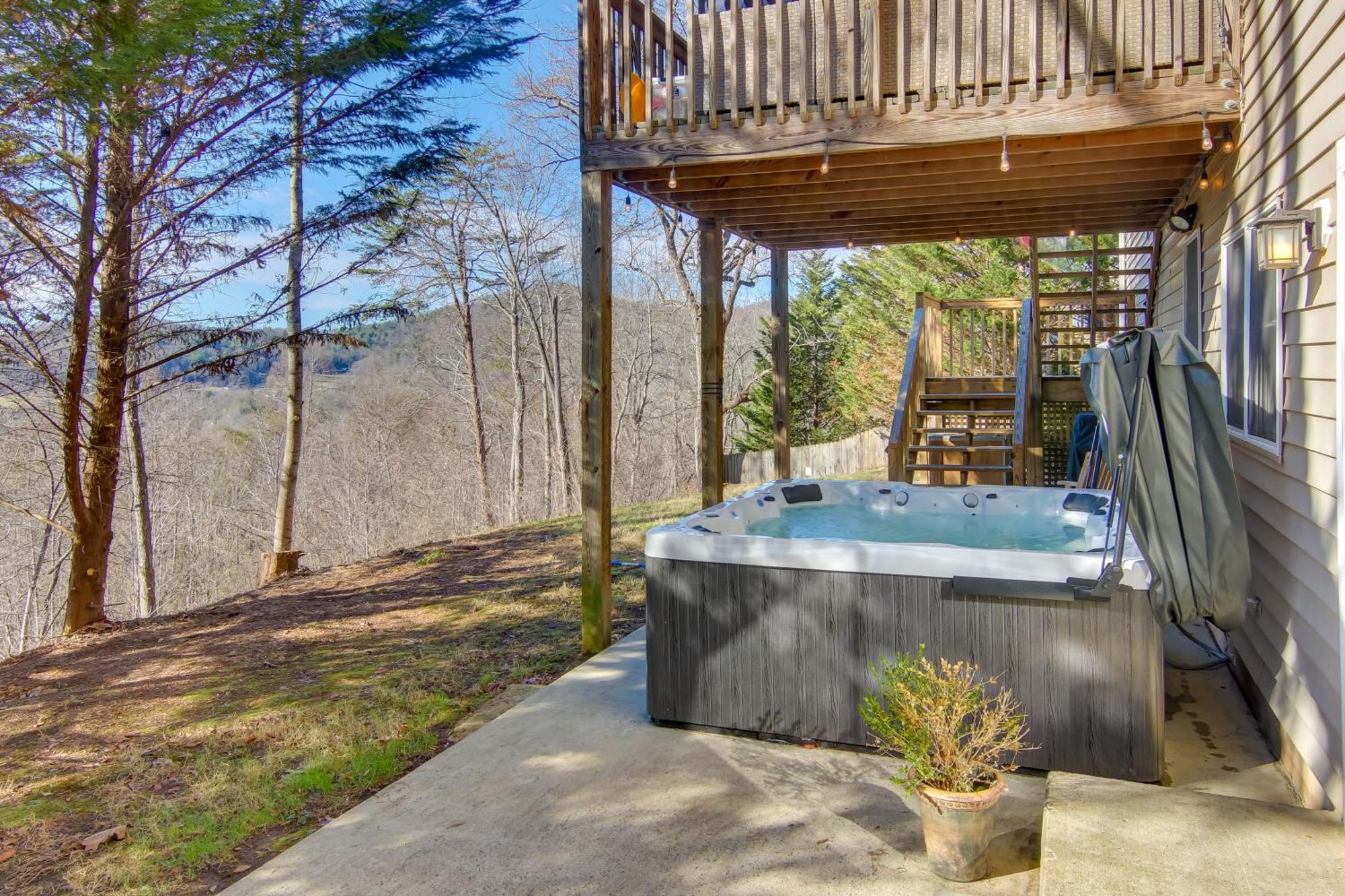 Bright Retreat With Hot Tub And Decks!