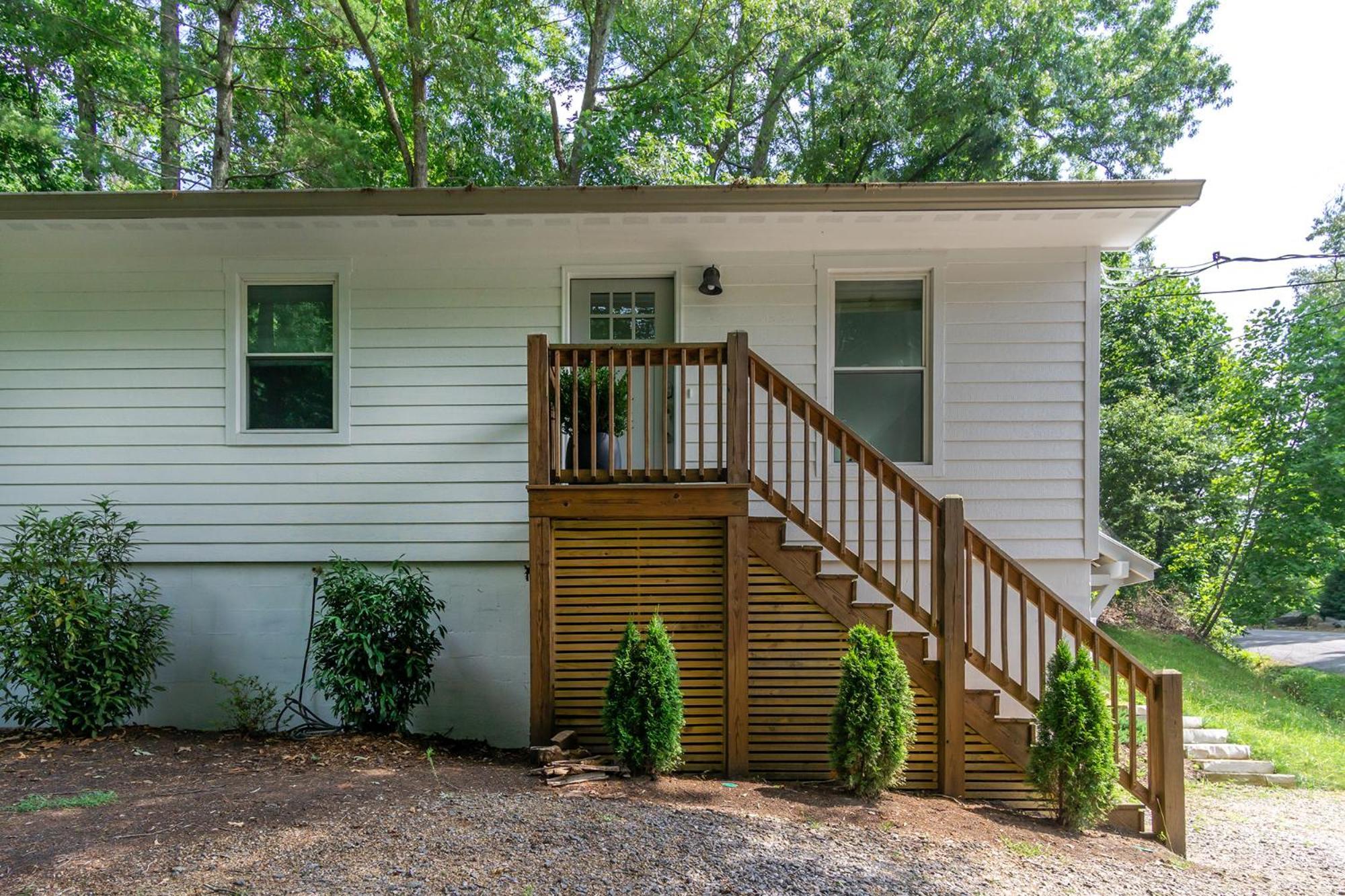 Cottontail Pet-friendly, Fire Pit & 10 Min. To Downtown Avl! Holiday home