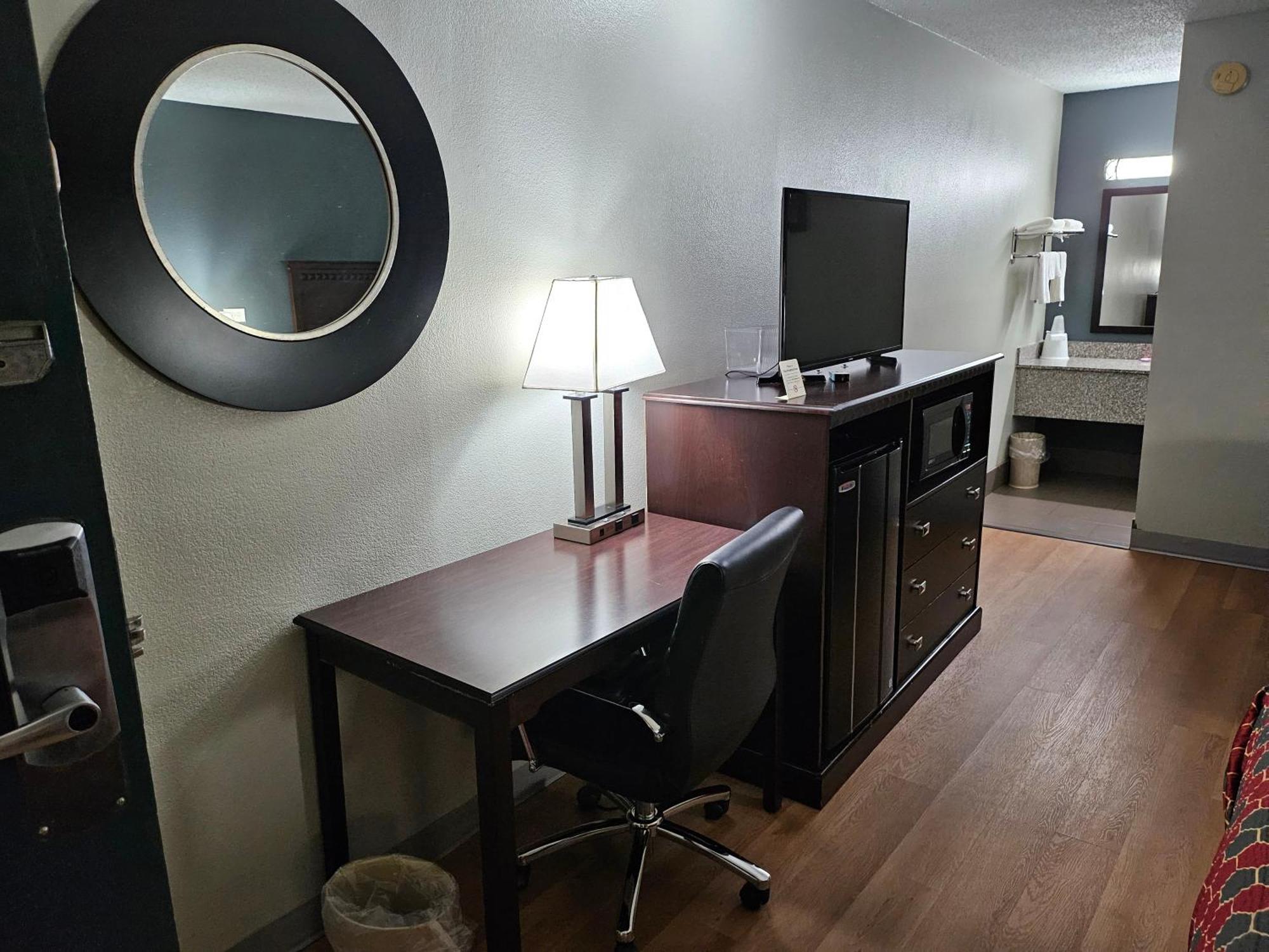 Lodge Econo Biltmore