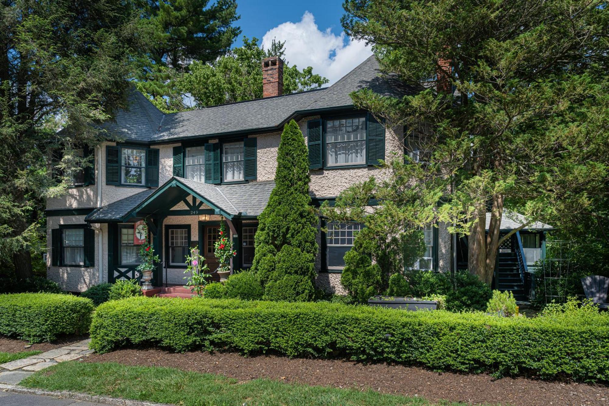 Pinecrest Bed & Breakfast 3*