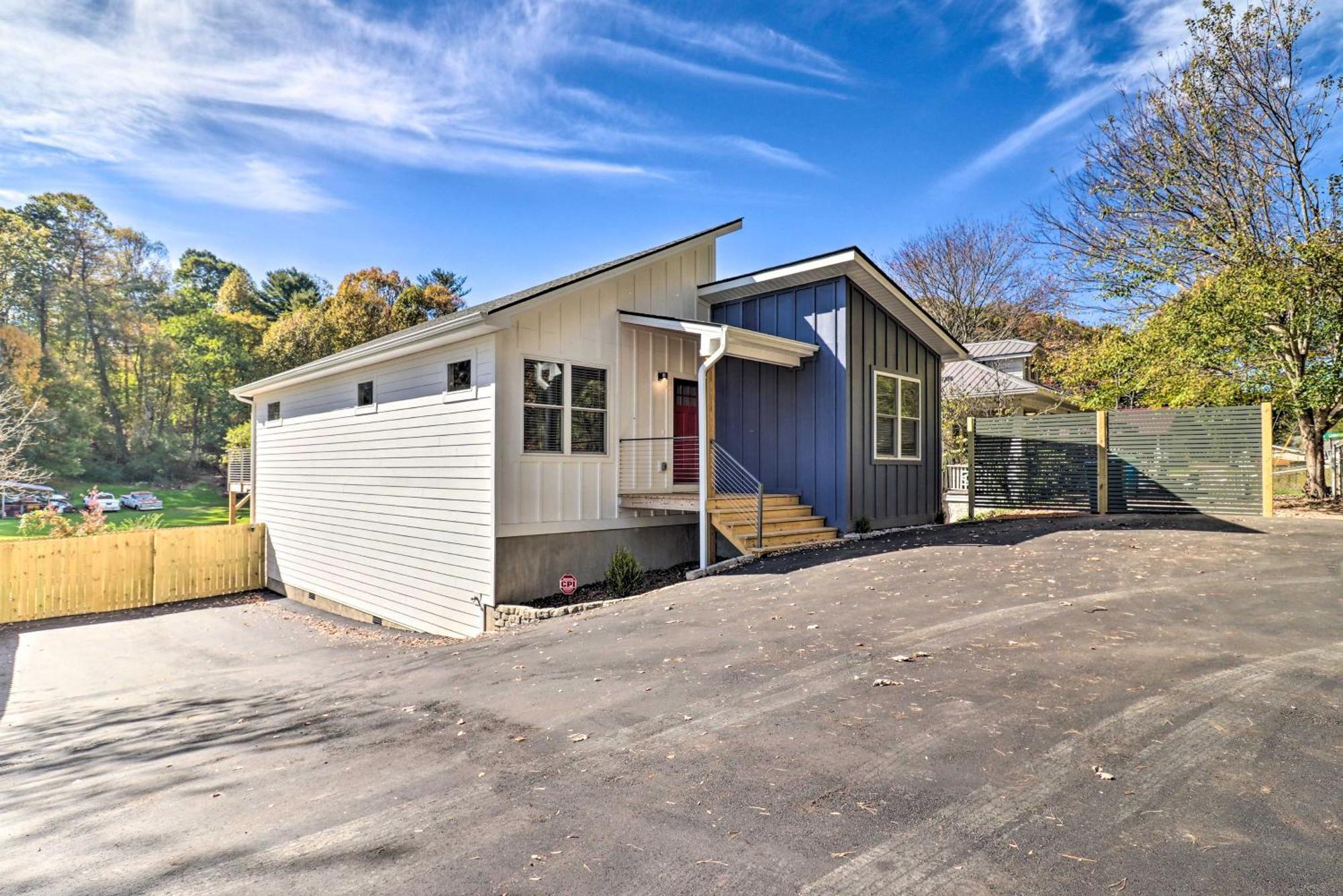 Holiday home Chic Spacious Avl Oasis With Hot Tub And Fire Pit *