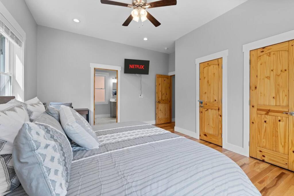 Holiday home Mountain Views, Hottub, Minutes To Downtown! *