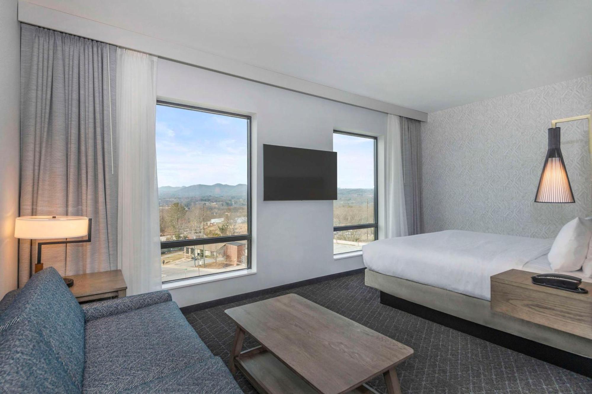 Hotel Embassy By Hilton Downtown