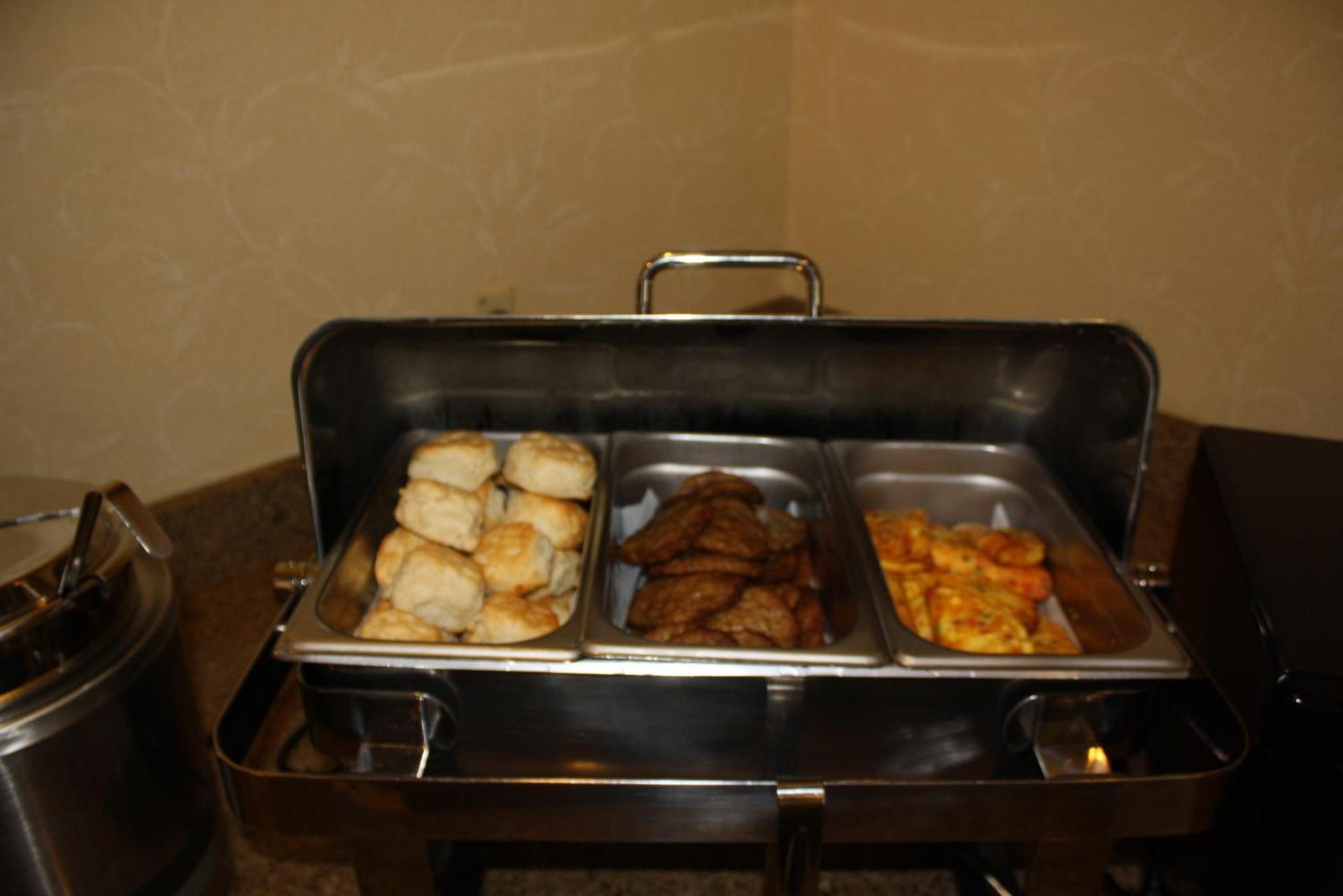 Hotel Country & By Radisson, At Outlet Mall, Nc 3*