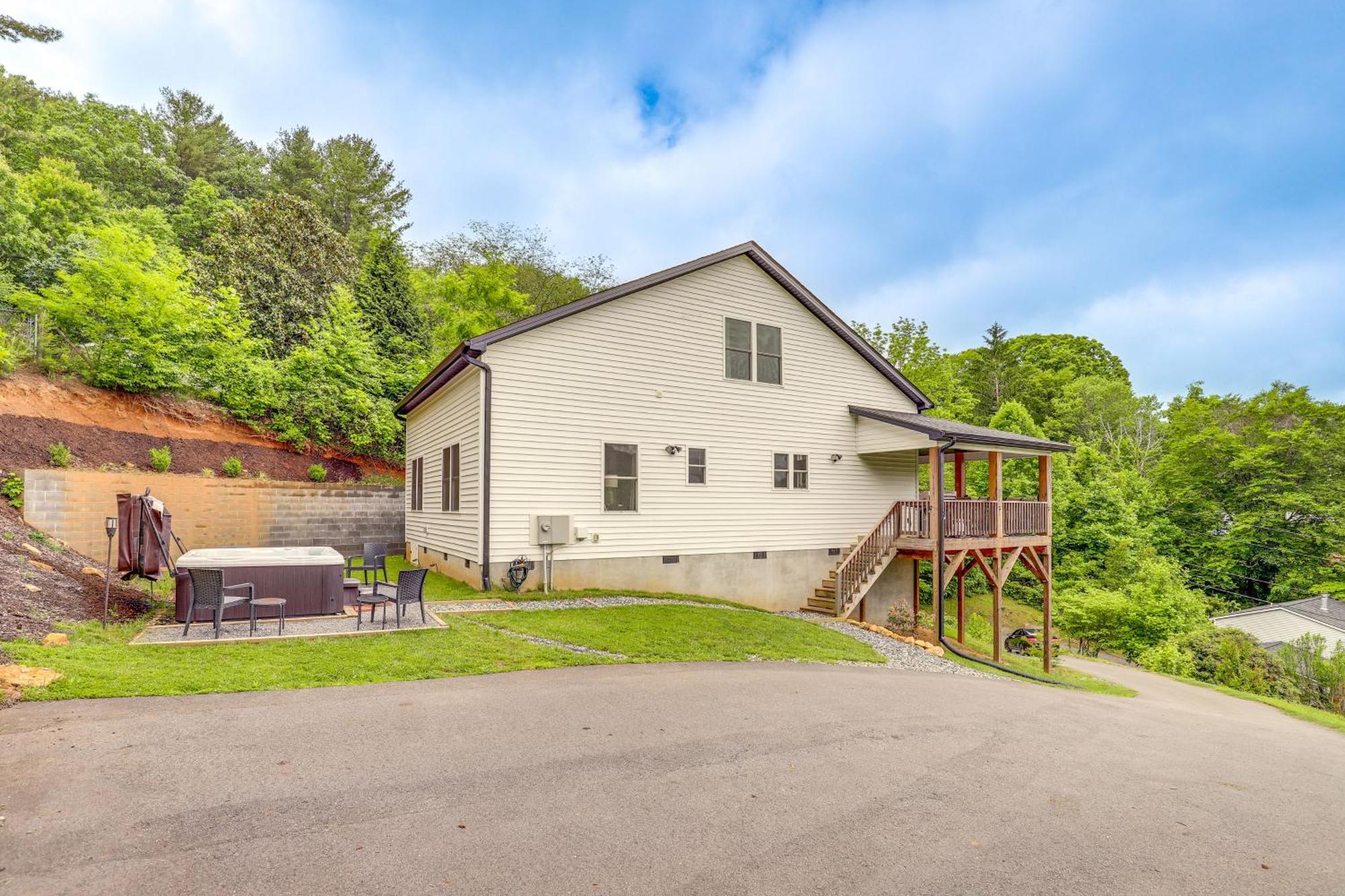 Holiday home Family With Views About 5 Mi To Downtown Asheville!