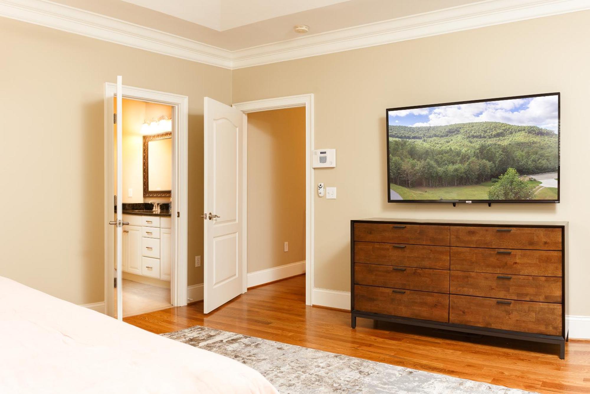 Premium Wifi! Luxurious In With Private Hot Tub! Asheville