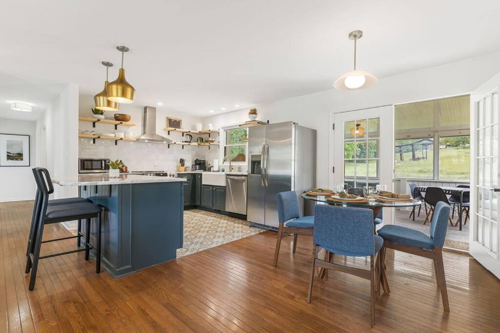 Sunroom, Game Room, Hot Tub, Sauna, 15min To Avl Holiday home
