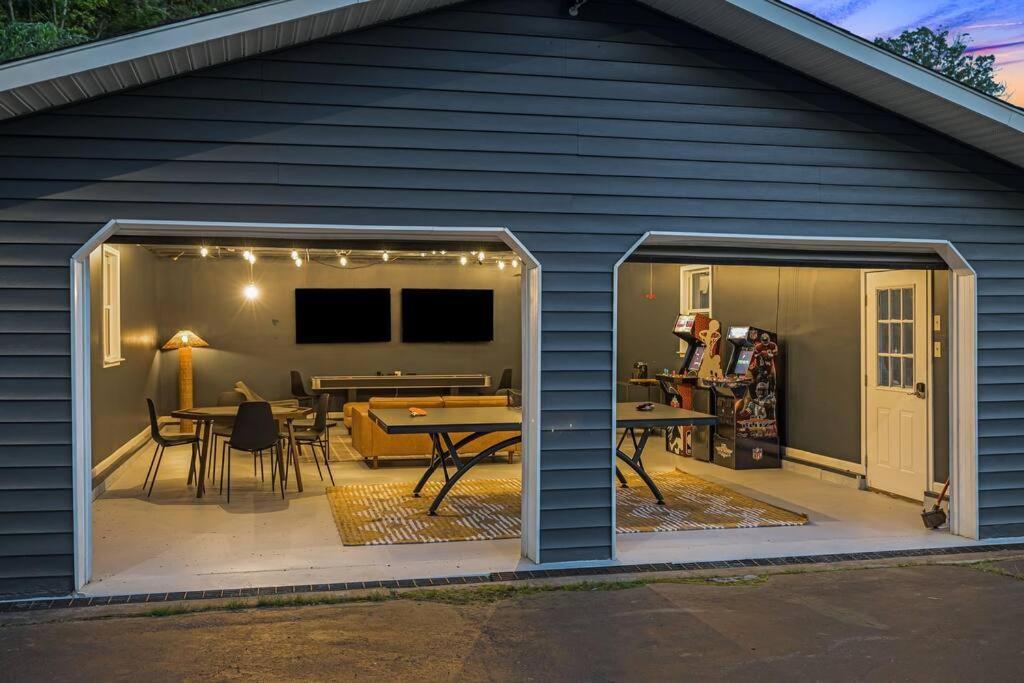 Sunroom, Game Room, Hot Tub, Sauna, 15min To Avl Holiday home Asheville