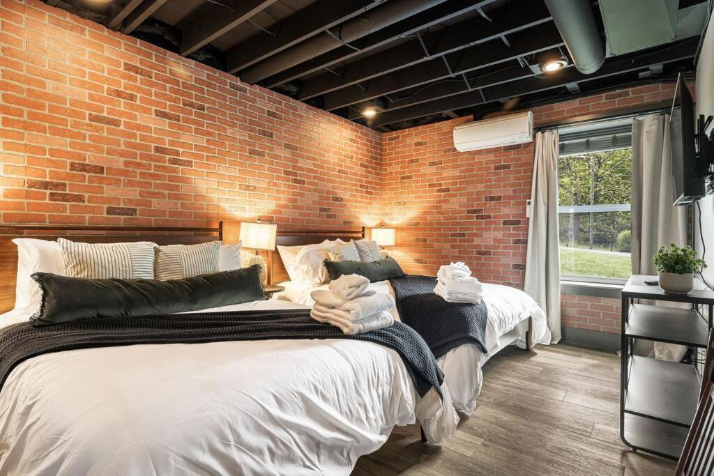 Sunroom, Game Room, Hot Tub, Sauna, 15min To Avl *