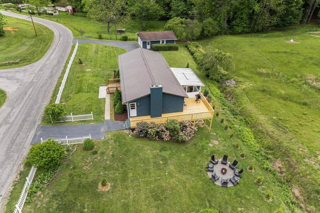 Holiday home Sunroom, Game Room, Hot Tub, Sauna, 15min To Avl Asheville