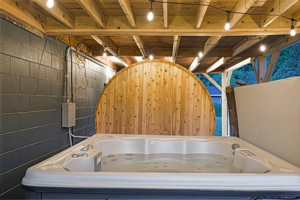 Sunroom, Game Room, Hot Tub, Sauna, 15min To Avl Holiday home