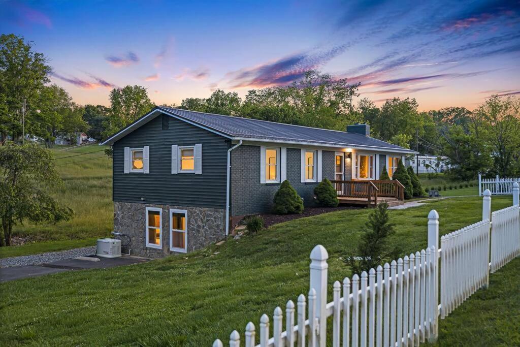 Holiday home Sunroom, Game Room, Hot Tub, Sauna, 15min To Avl