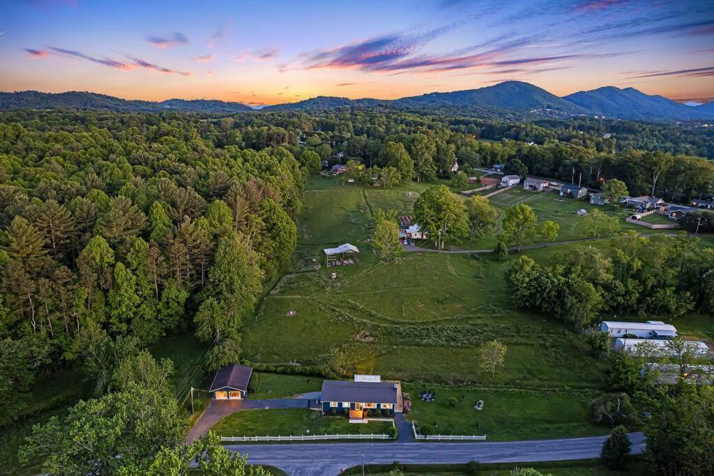 Holiday home Sunroom, Game Room, Hot Tub, Sauna, 15min To Avl Asheville