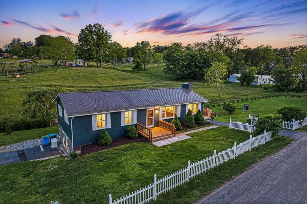 Holiday home Sunroom, Game Room, Hot Tub, Sauna, 15min To Avl *