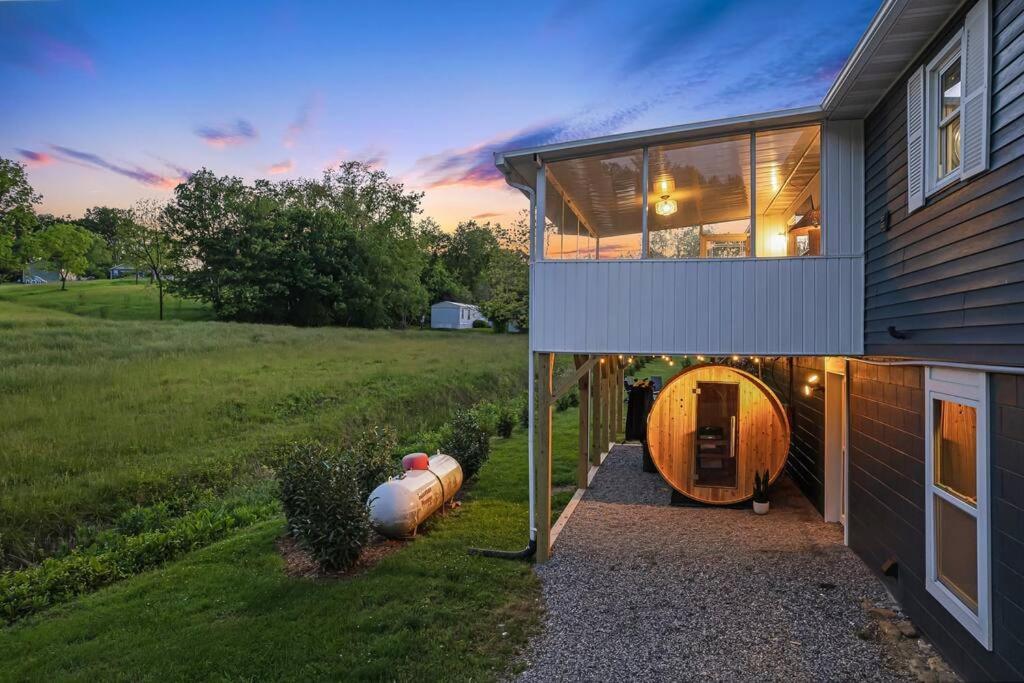Holiday home Sunroom, Game Room, Hot Tub, Sauna, 15min To Avl