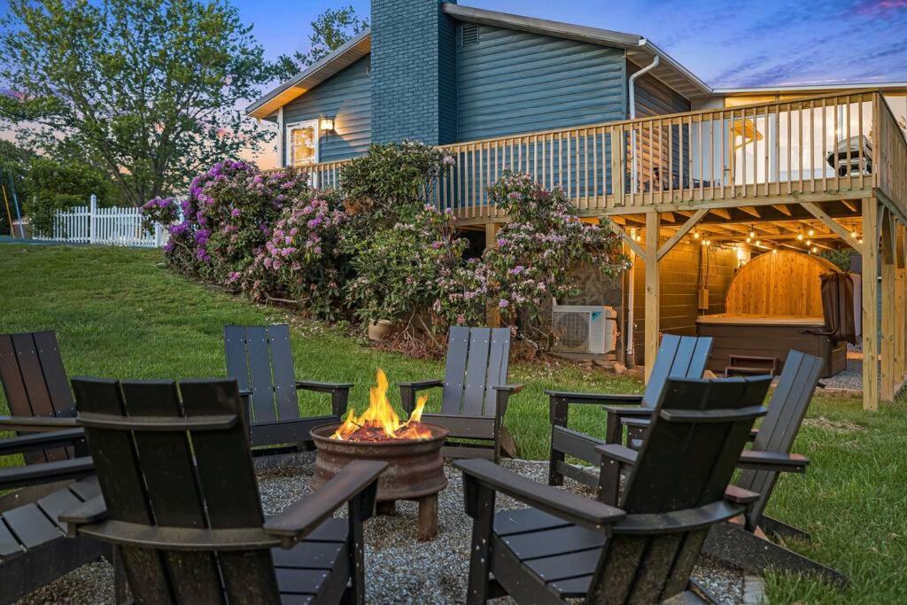 Holiday home Sunroom, Game Room, Hot Tub, Sauna, 15min To Avl Asheville