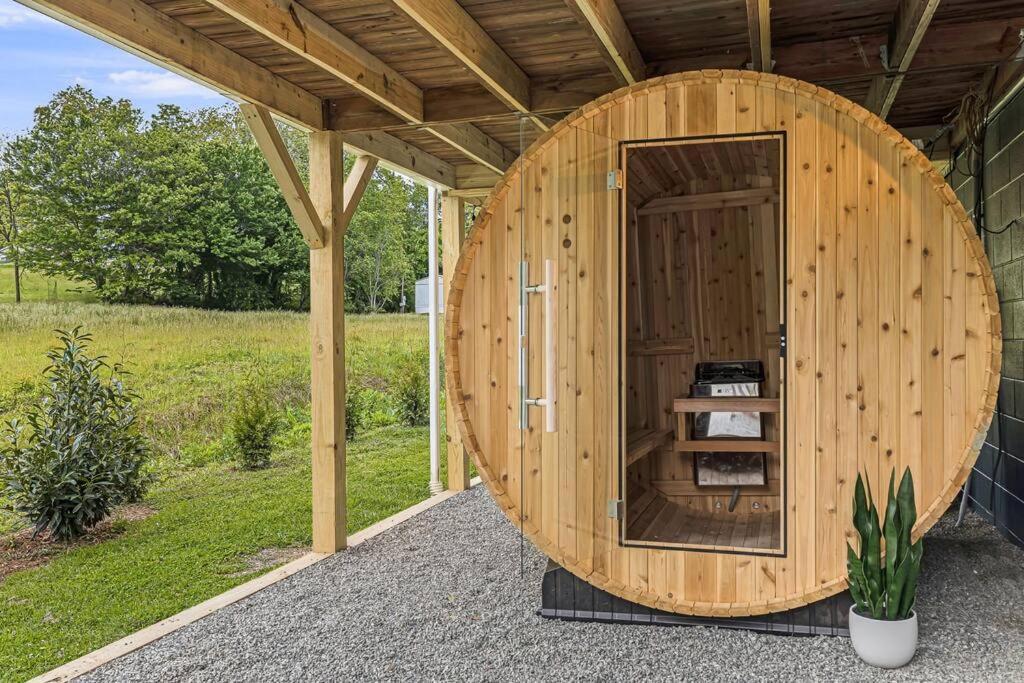 Holiday home Sunroom, Game Room, Hot Tub, Sauna, 15min To Avl