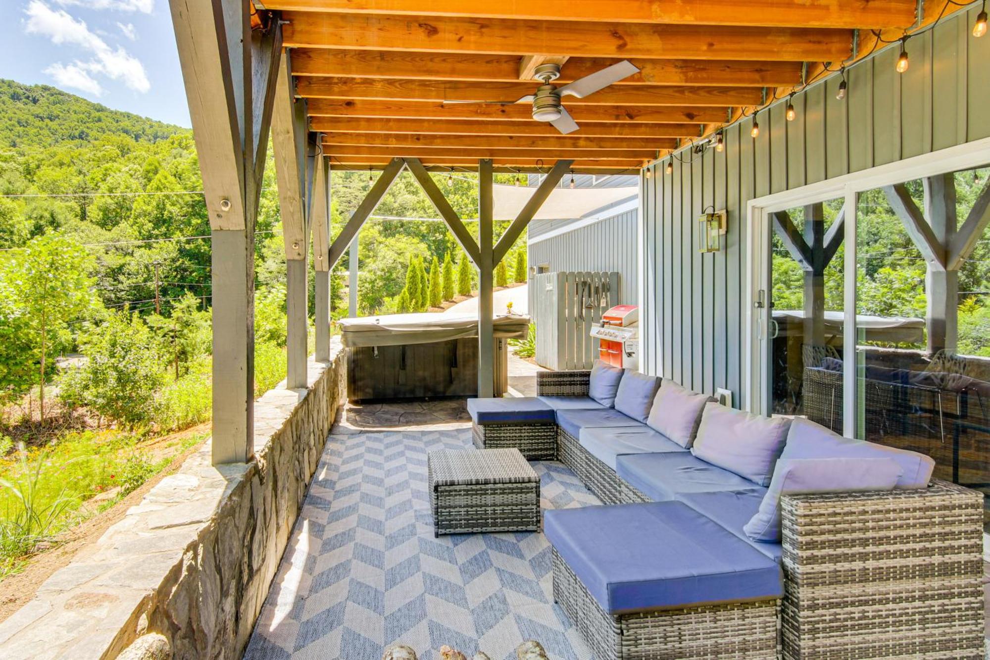 Comfy Vacation With Hot Tub! *