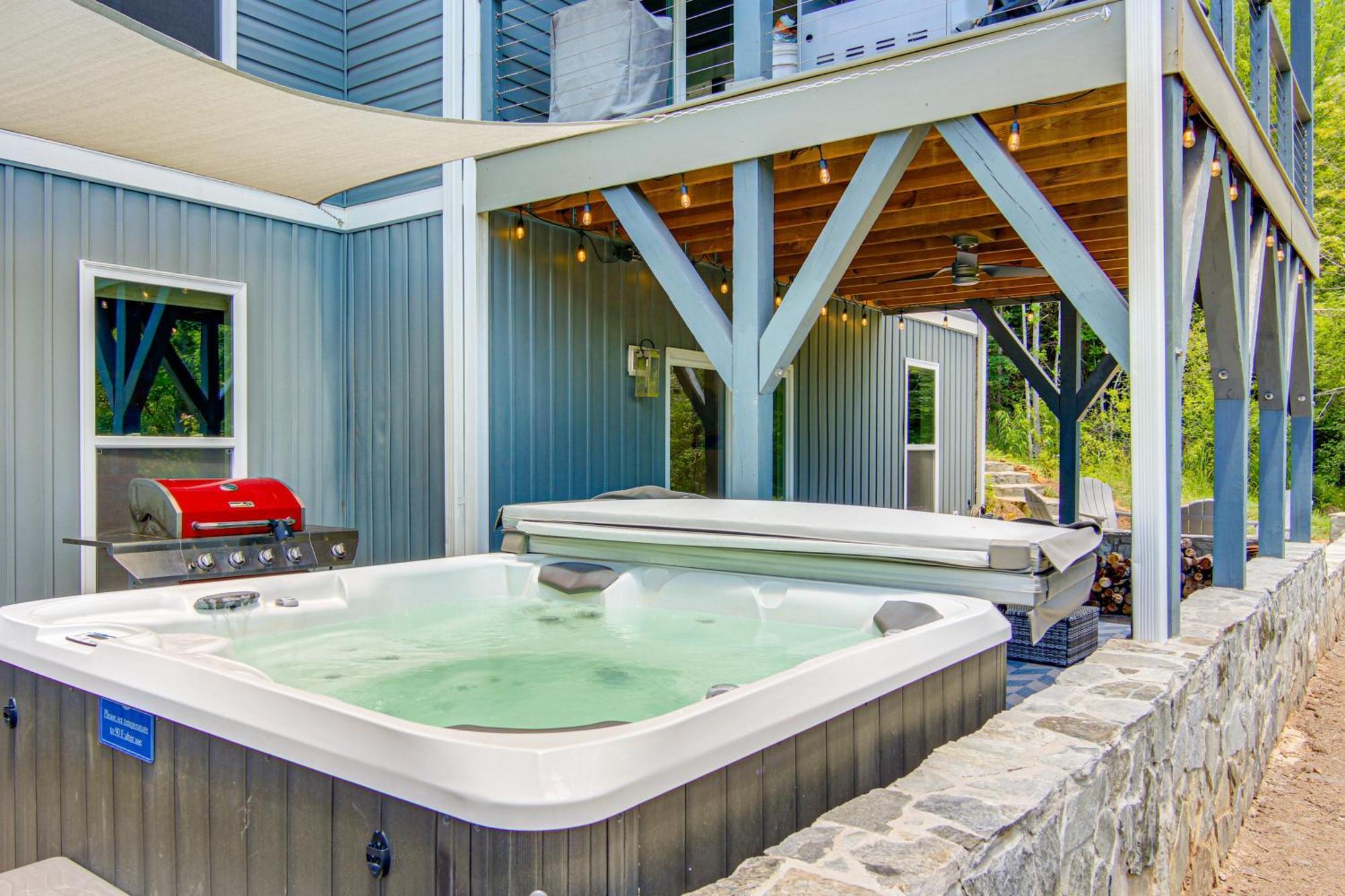 Comfy Vacation With Hot Tub! *