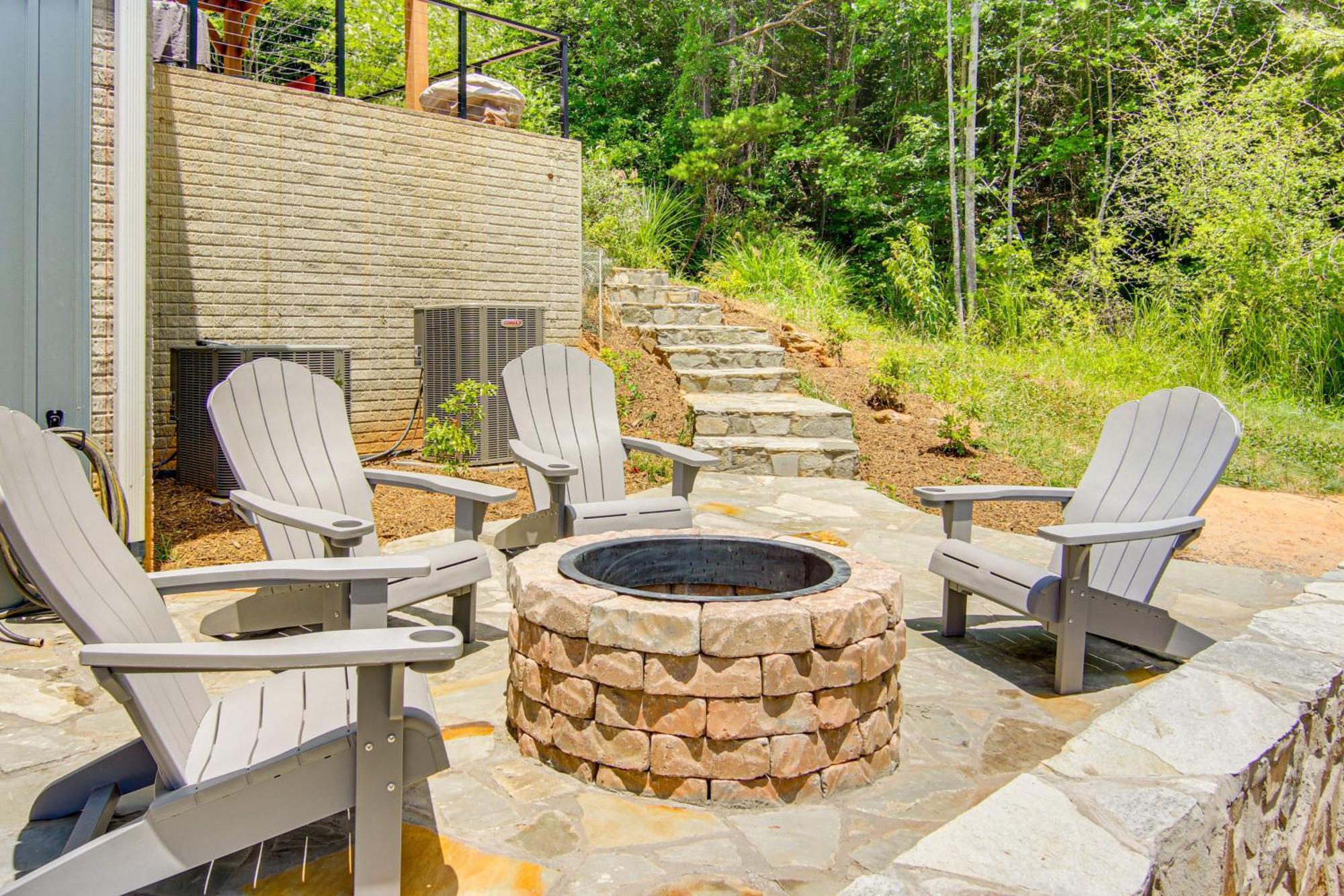 Comfy Vacation With Hot Tub! Apartment