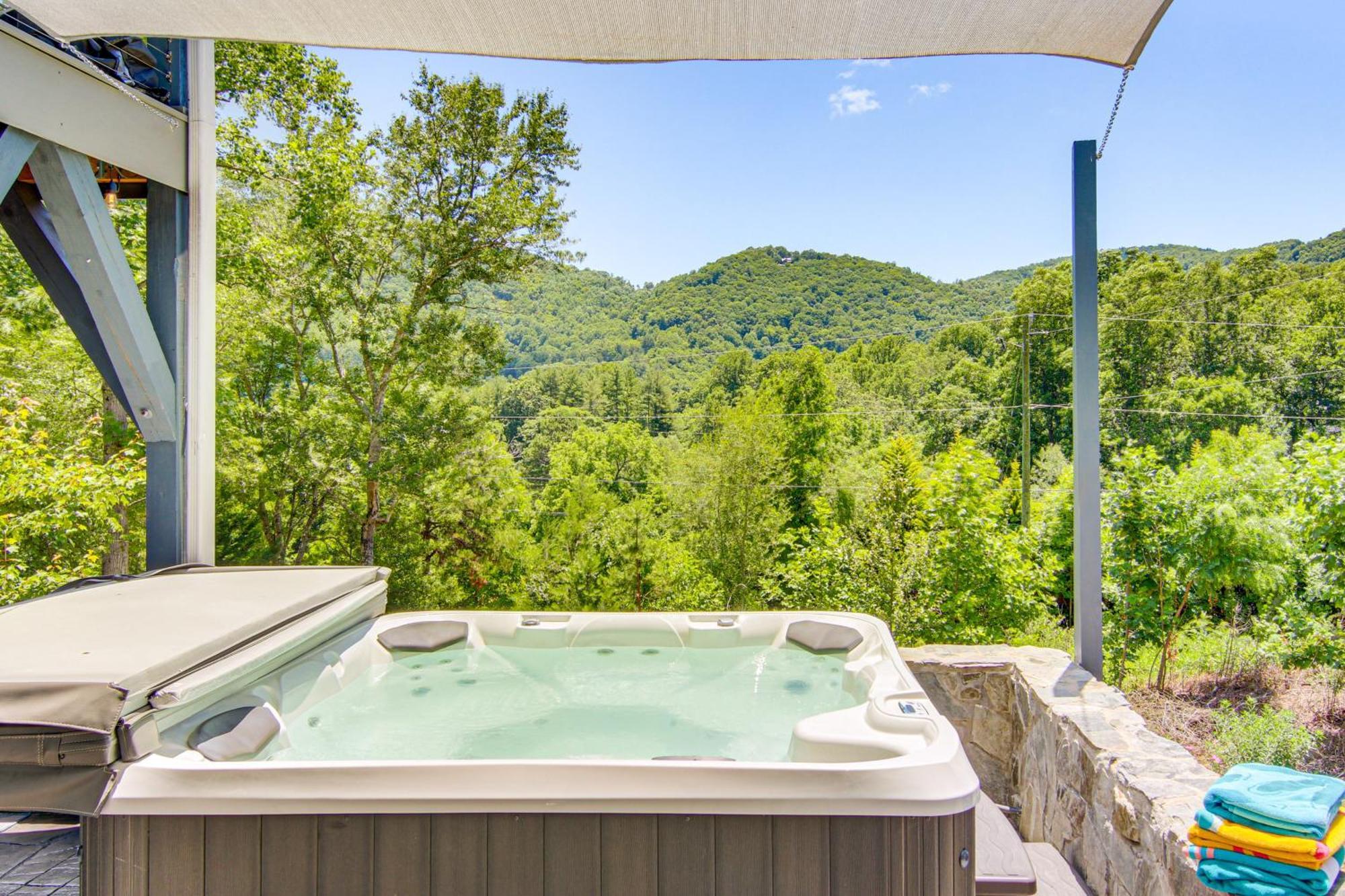 Comfy Vacation With Hot Tub! Apartment *
