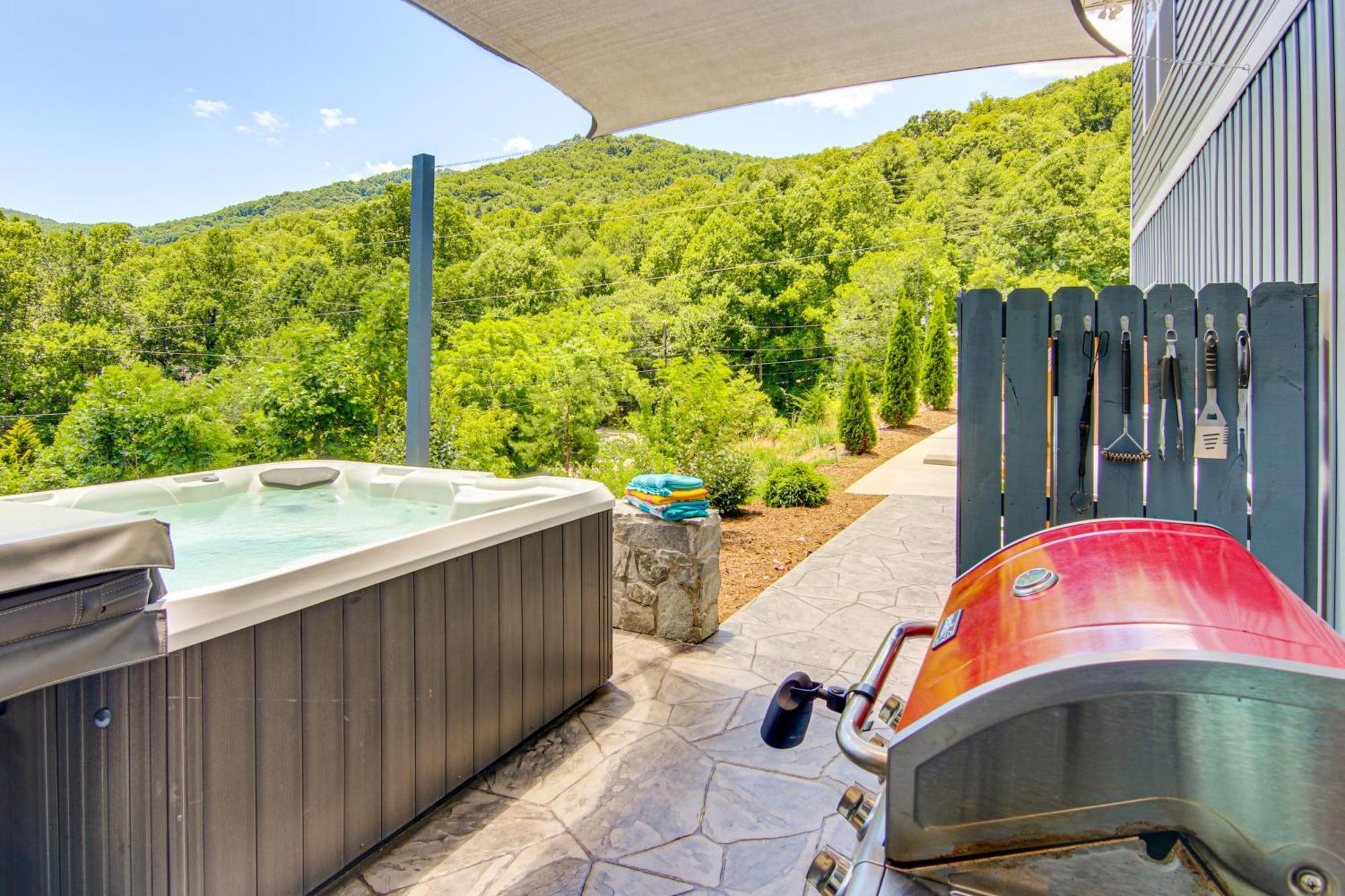 Comfy Vacation With Hot Tub! Apartment *