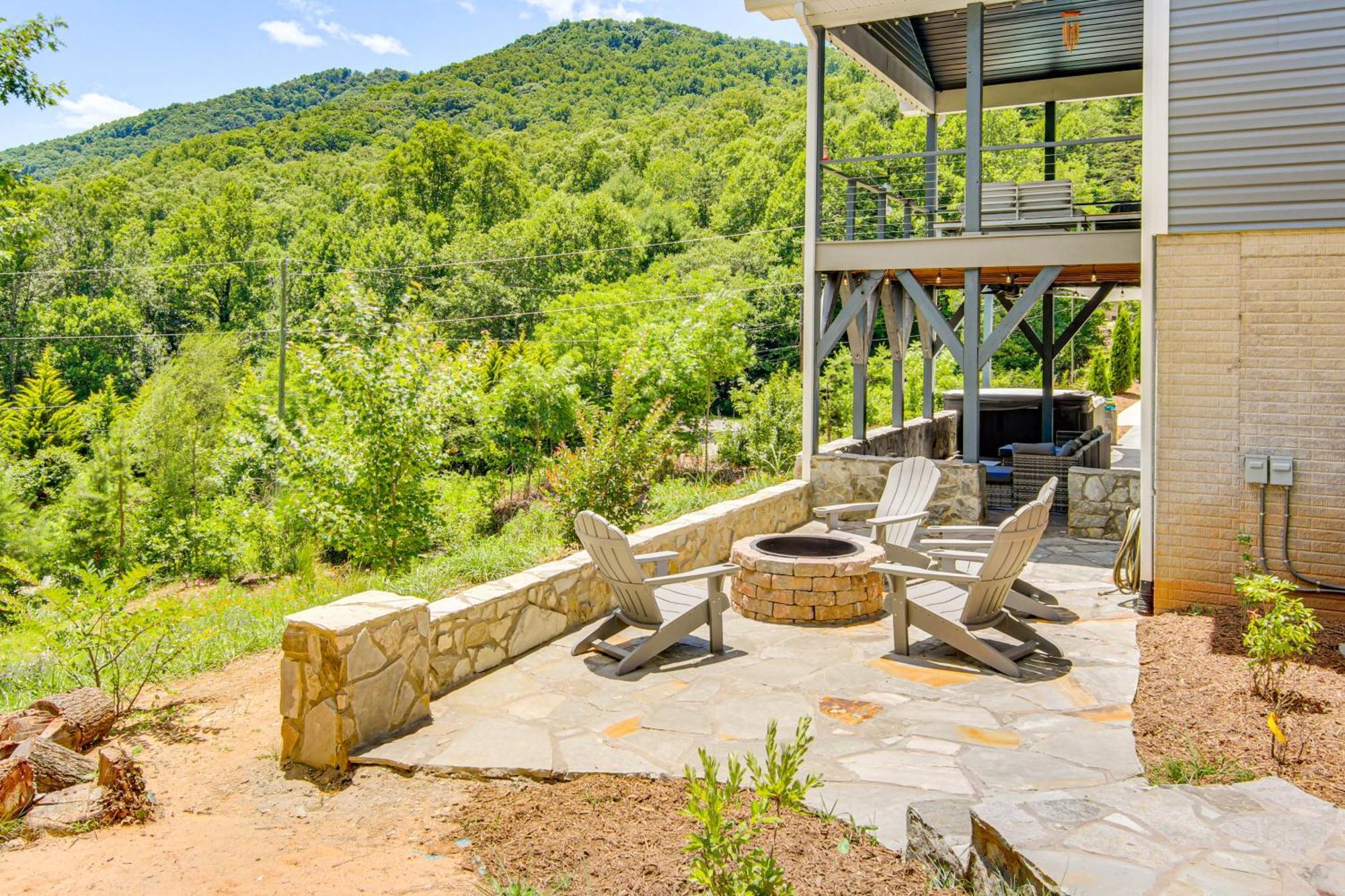 Comfy Vacation With Hot Tub!