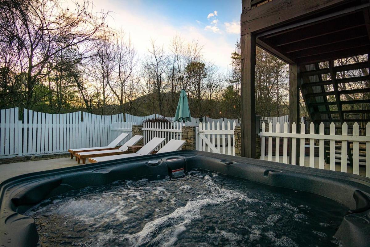 10 Mins To Dt Pool Hot Tub Game Holiday home Asheville