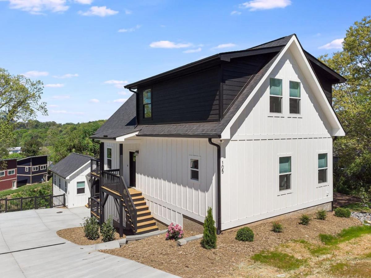 New Biltmore Village 5 Bedroom Home, 2 Decks, Mtn Views Holiday home Asheville