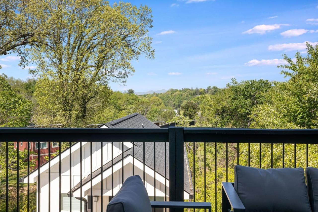 New Biltmore Village 5 Bedroom Home, 2 Decks, Mtn Views Asheville