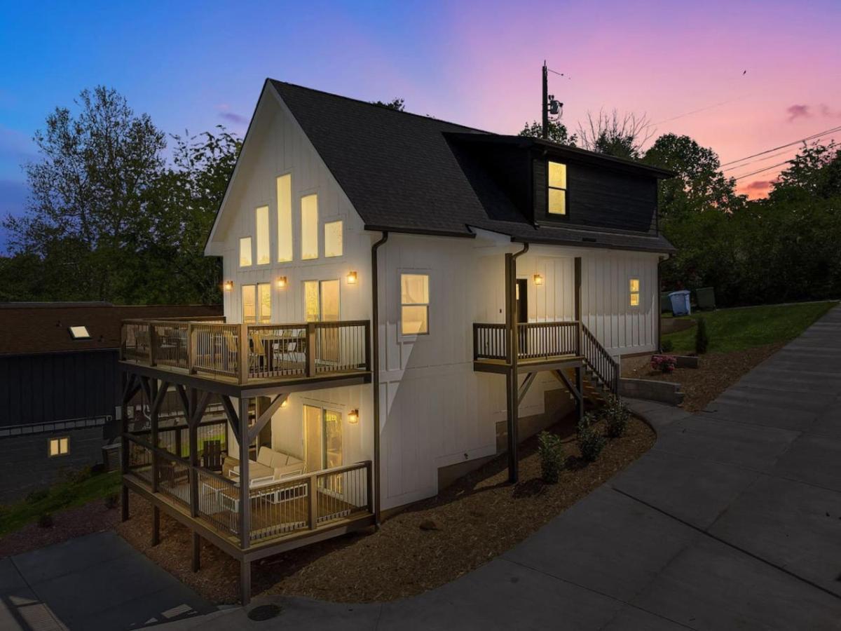 New Biltmore Village 5 Bedroom Home, 2 Decks, Mtn Views