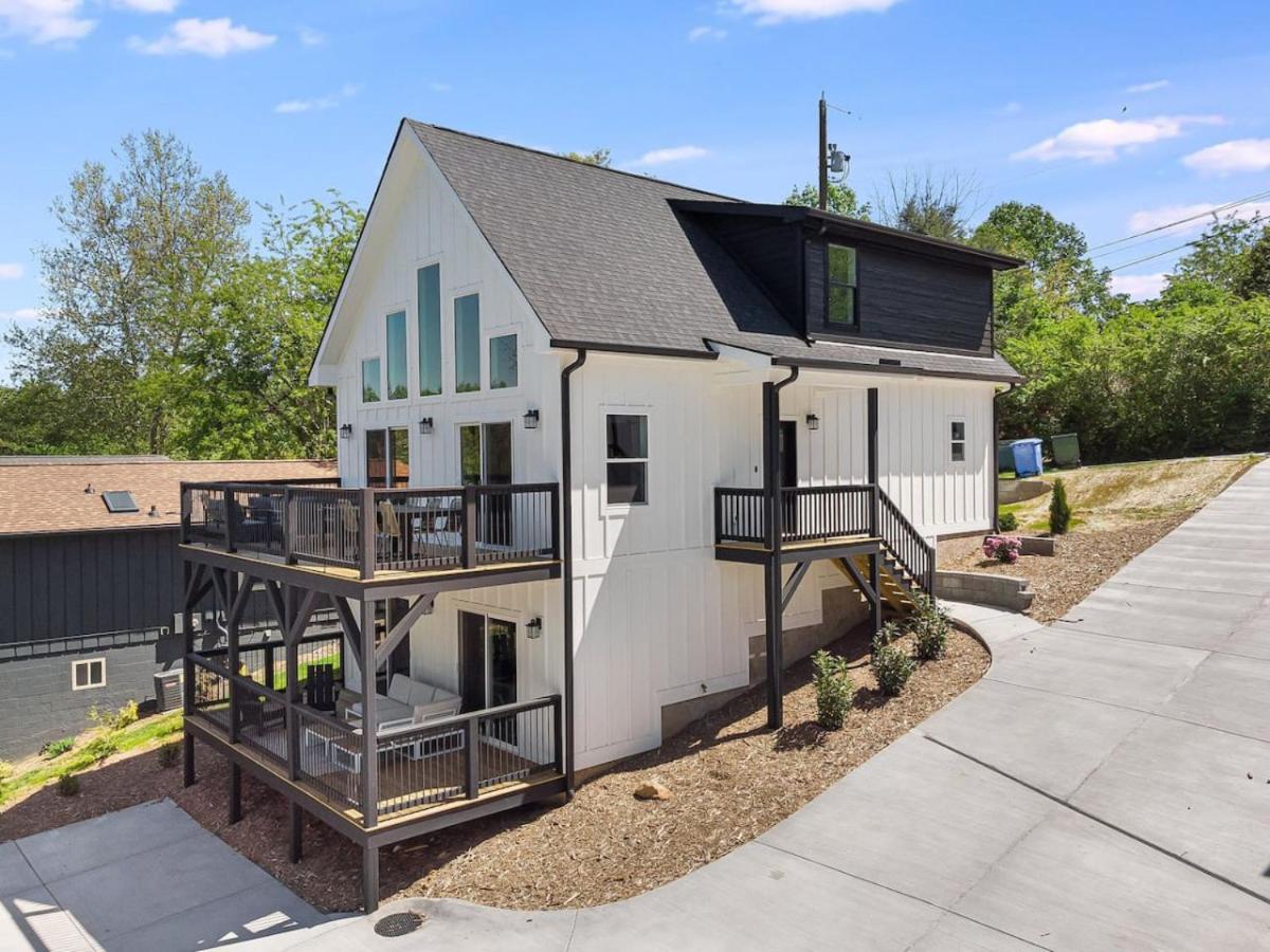 New Biltmore Village 5 Bedroom Home, 2 Decks, Mtn Views Holiday home