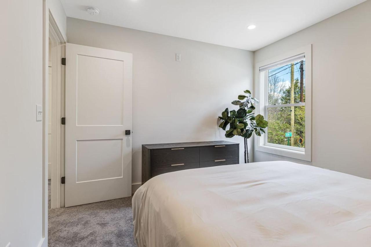 New Beautiful With Mtn Views, 2 Decks, Walk To Biltmore Village Holiday home