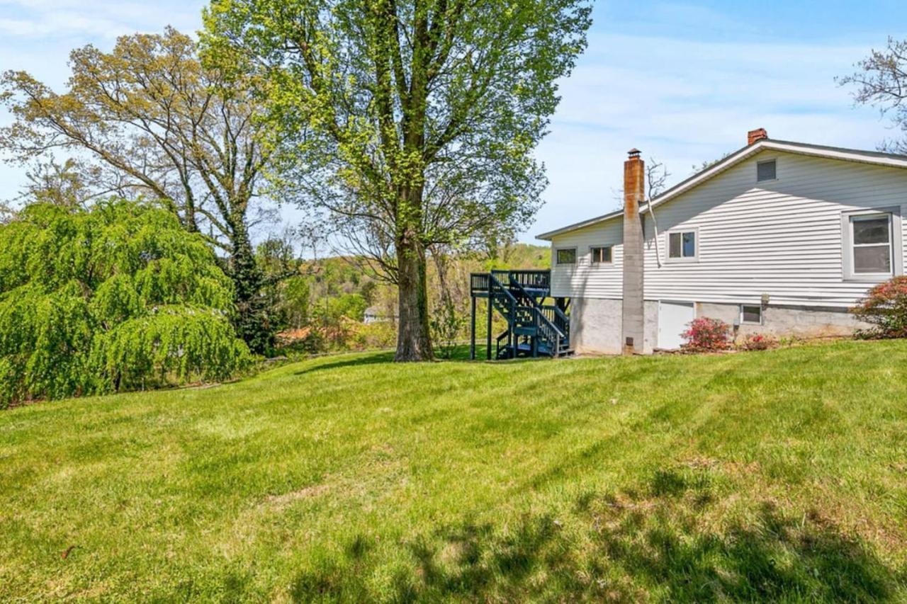Holiday home 3 Bedroom Home, 5 Mins To Biltmore Village, Deck With Views Asheville