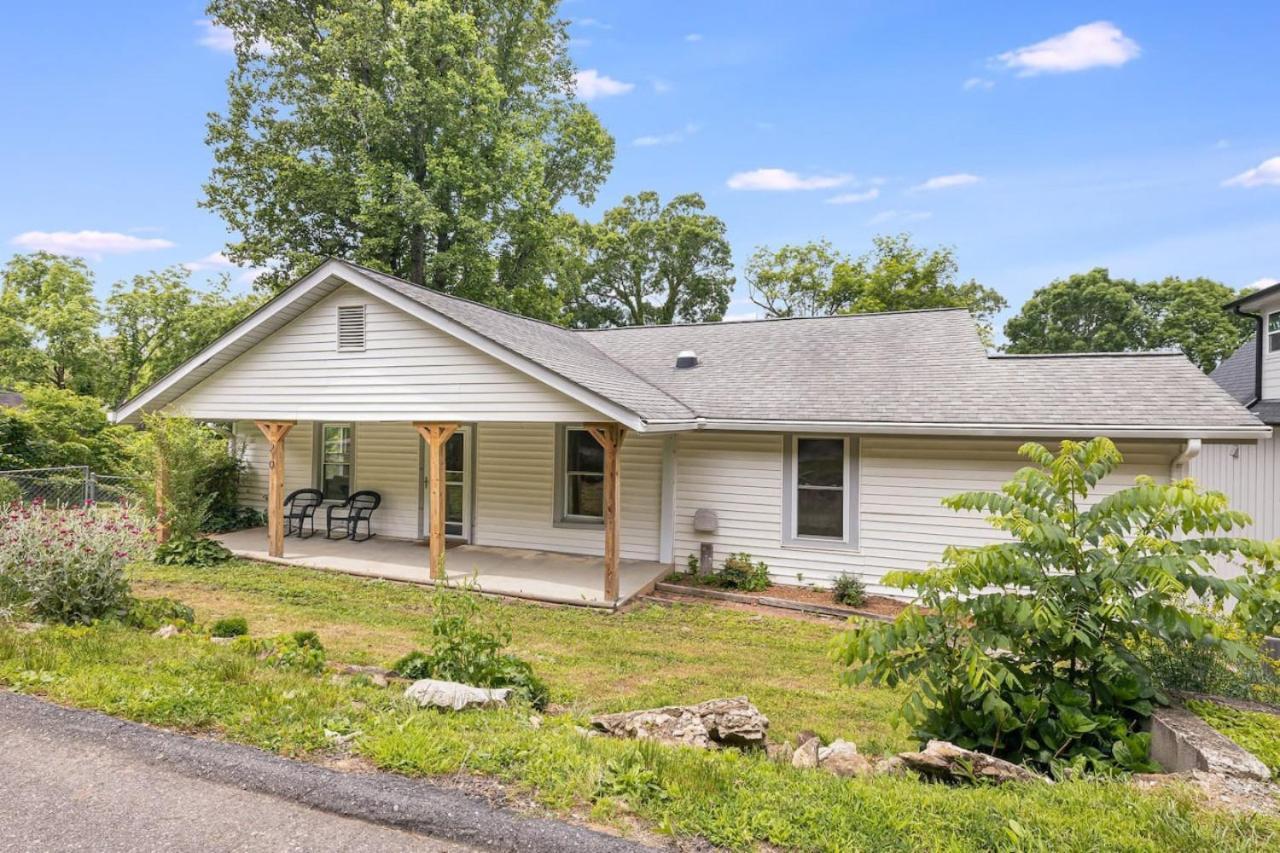 3 Bedroom Home, 5 Mins To Biltmore Village, Deck With Views Holiday home *
