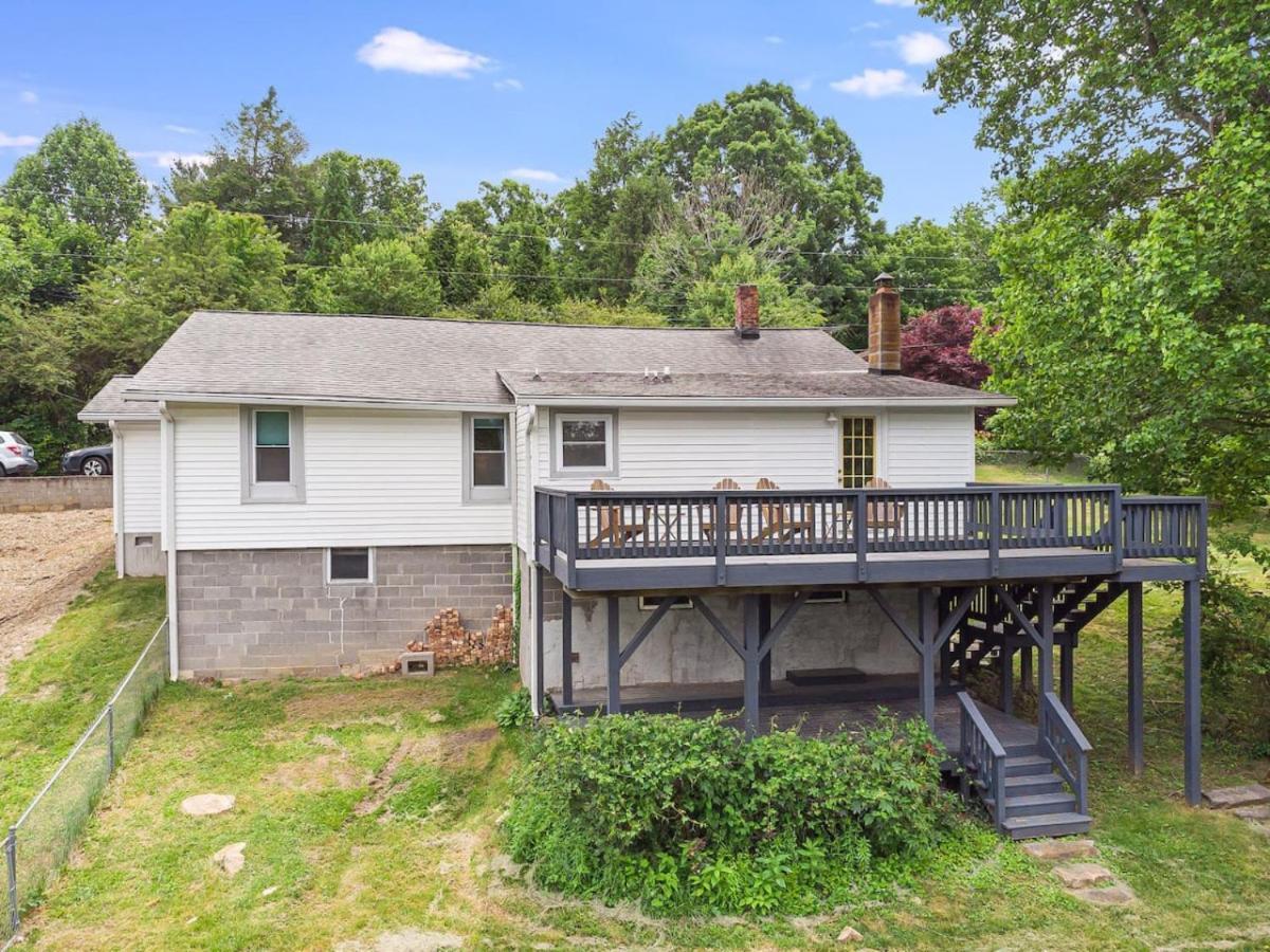 3 Bedroom Home, 5 Mins To Biltmore Village, Deck With Views Holiday home Asheville