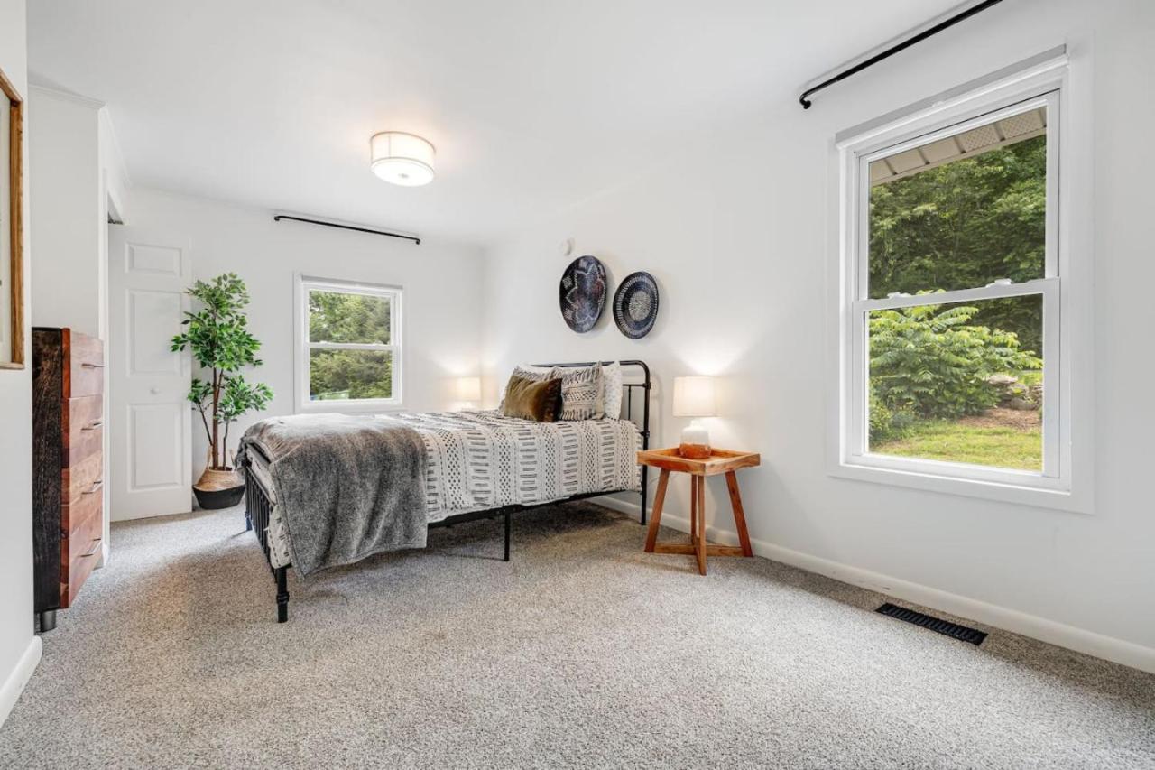 3 Bedroom Home, 5 Mins To Biltmore Village, Deck With Views * Asheville