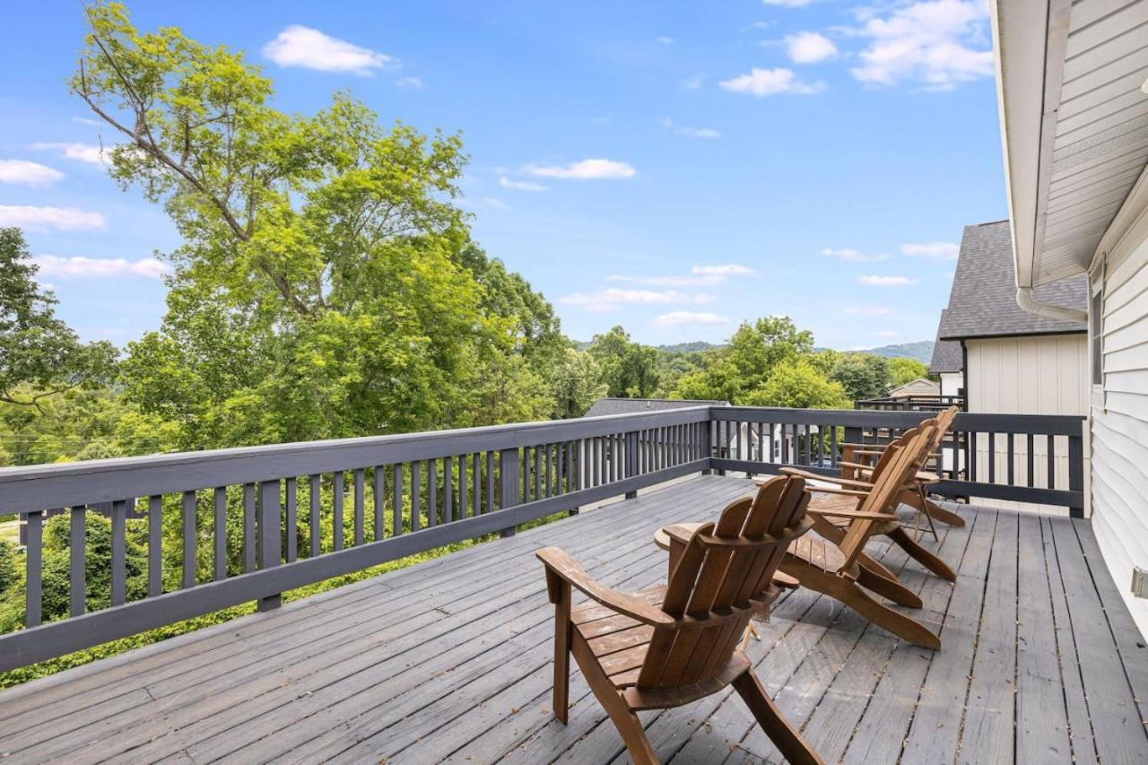 3 Bedroom Home, 5 Mins To Biltmore Village, Deck With Views Holiday home *