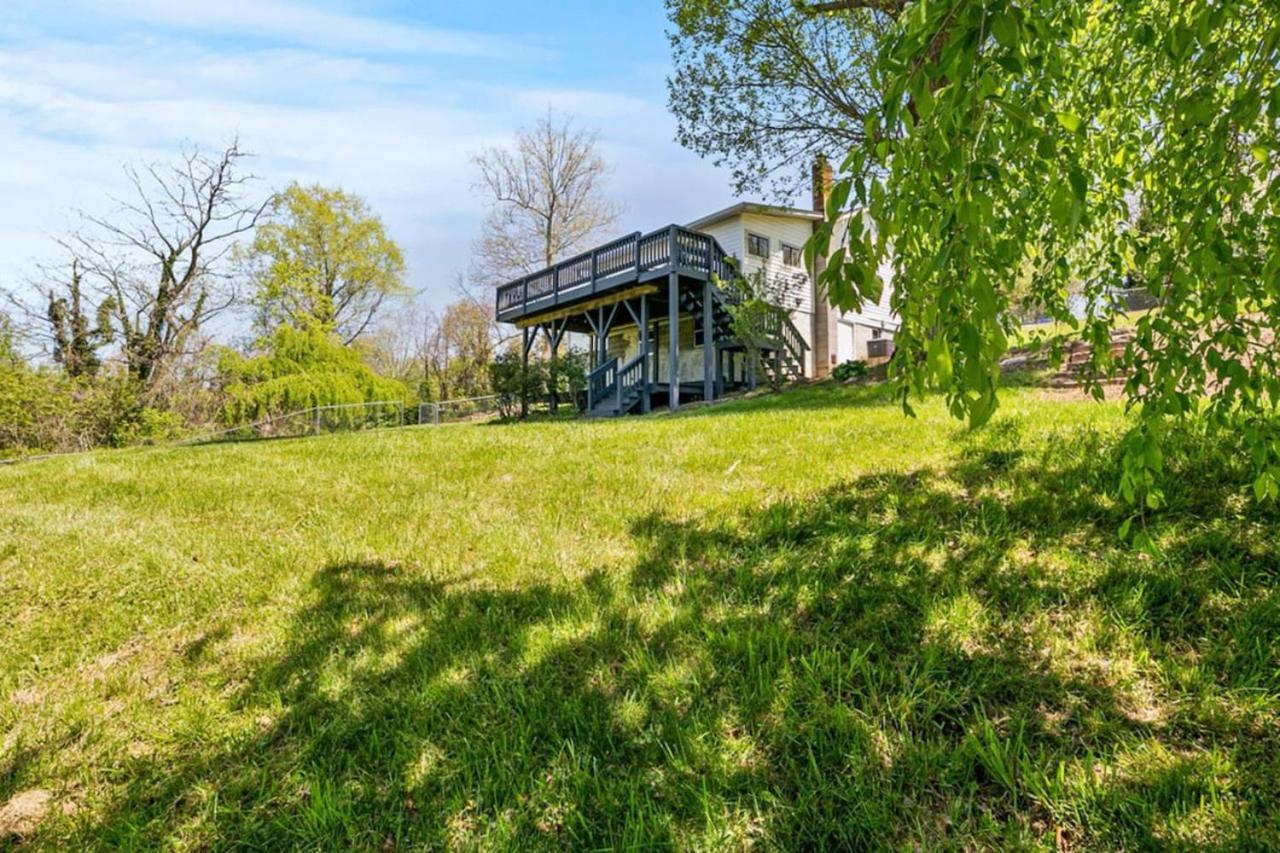 Holiday home 3 Bedroom Home, 5 Mins To Biltmore Village, Deck With Views *
