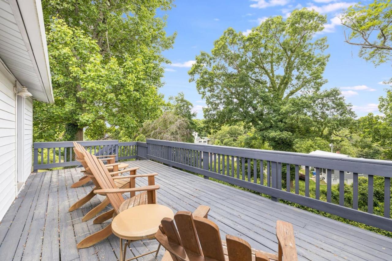 Holiday home 3 Bedroom Home, 5 Mins To Biltmore Village, Deck With Views Asheville