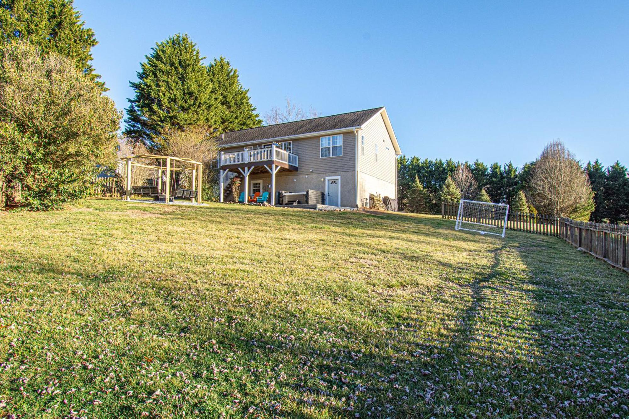 Chic Boho Retreat: Movie Theater, Hot Tub, Game Holiday home