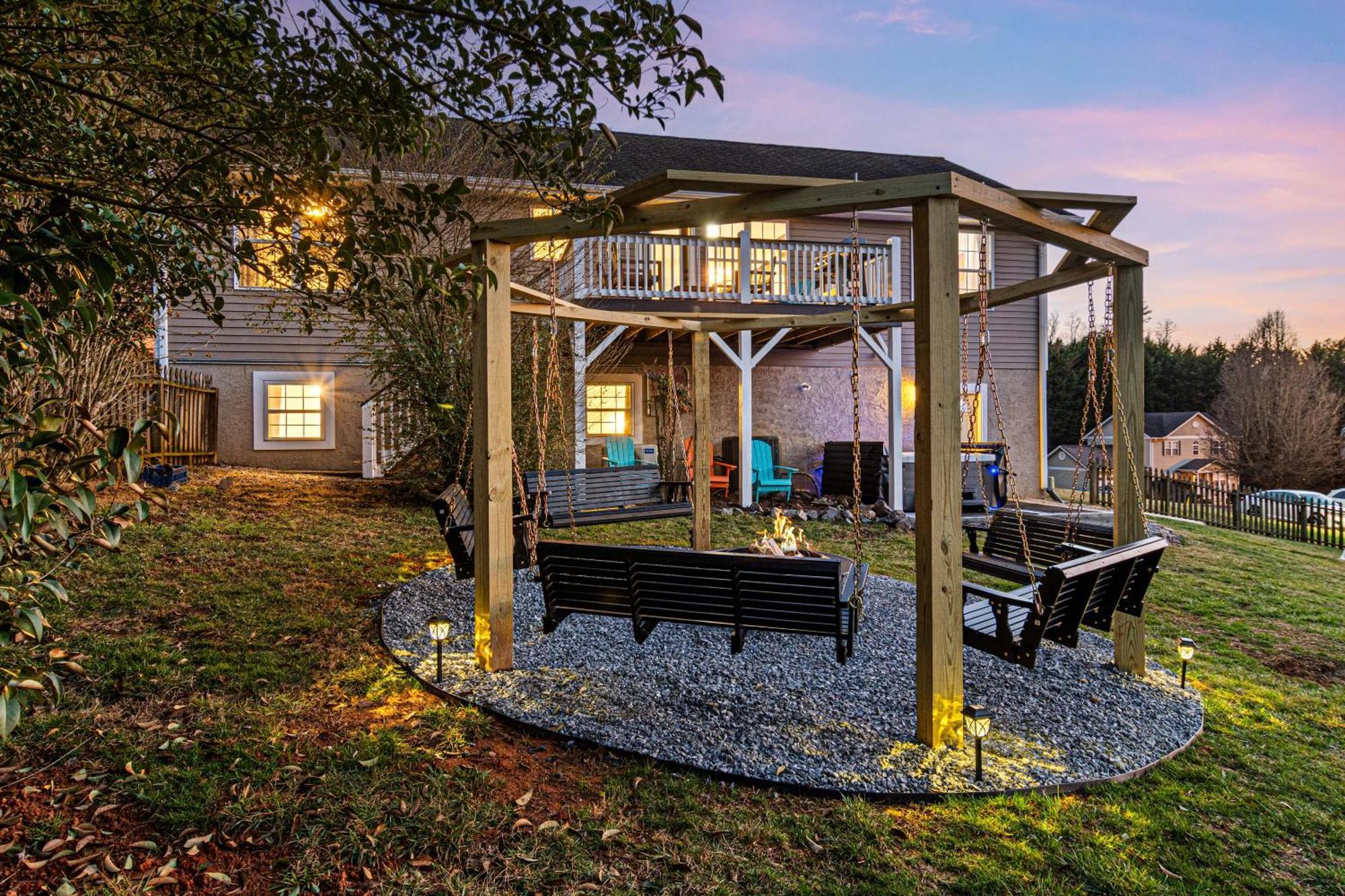 Holiday home Chic Boho Retreat: Movie Theater, Hot Tub, Game Asheville