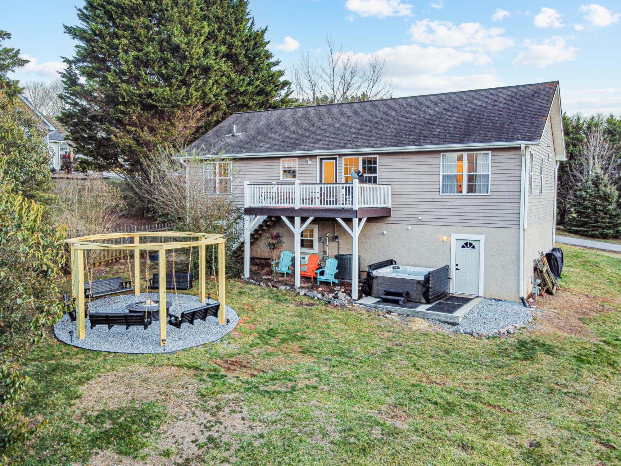 Chic Boho Retreat: Movie Theater, Hot Tub, Game Holiday home *