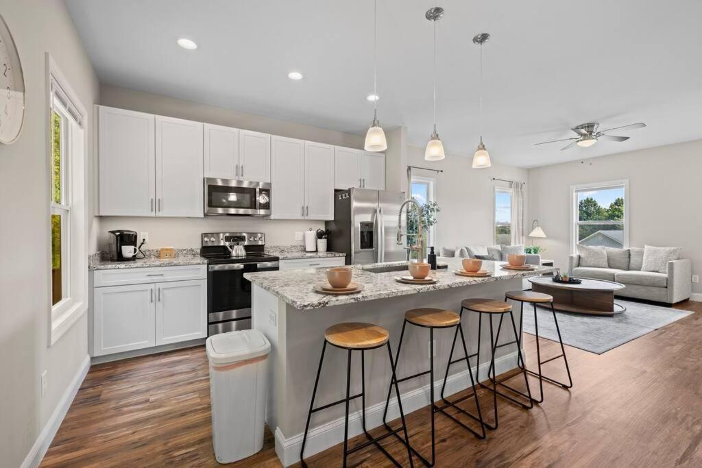 Holiday home Open W Water & Power- 10 Min To Asheville!