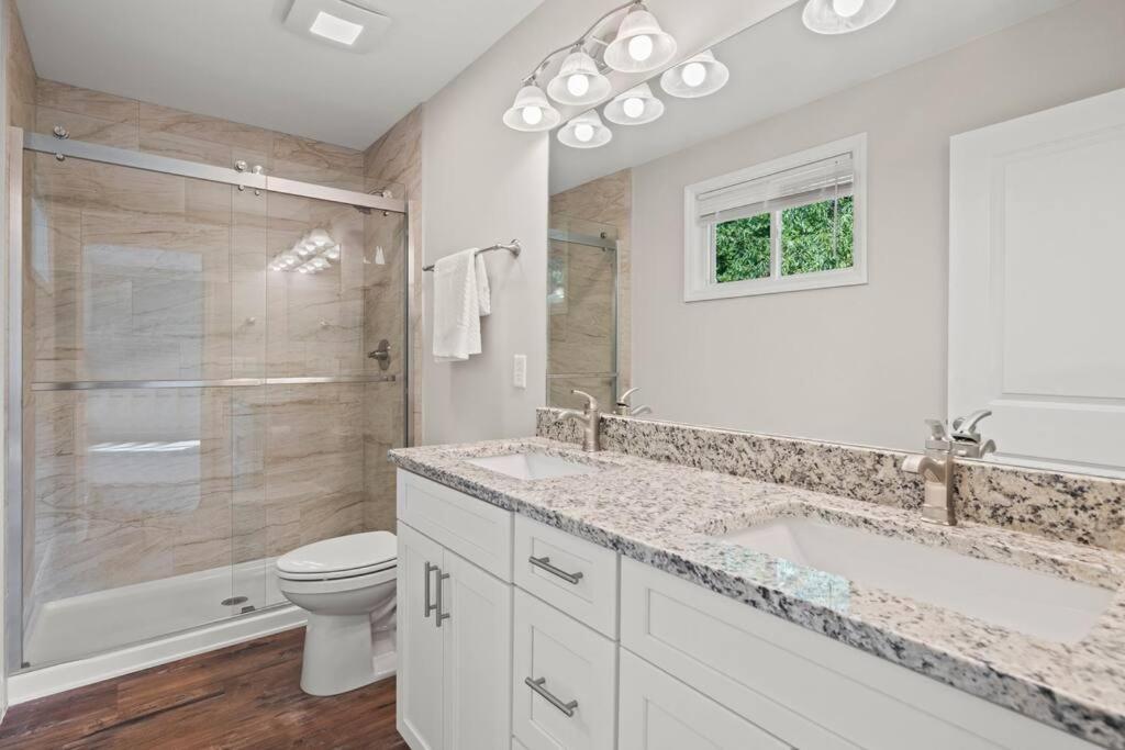 Open W Water & Power- 10 Min To Asheville! Holiday home Asheville