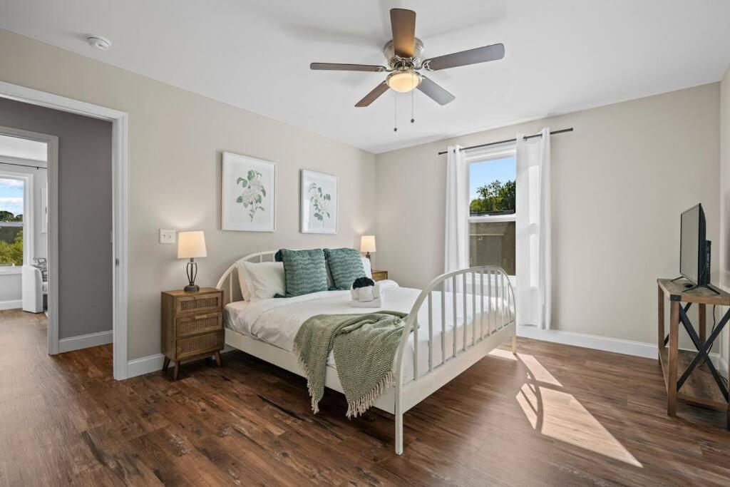 Holiday home Open W Water & Power- 10 Min To Asheville! Asheville