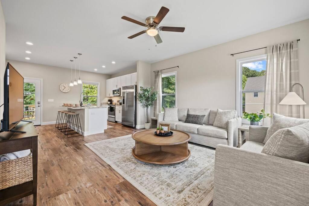 Holiday home Open W Water & Power- 10 Min To Asheville! Asheville